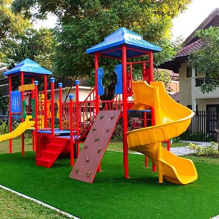 Whiz Prime Hotel Darmo Harapan סוראבאיה מראה חיצוני תמונה