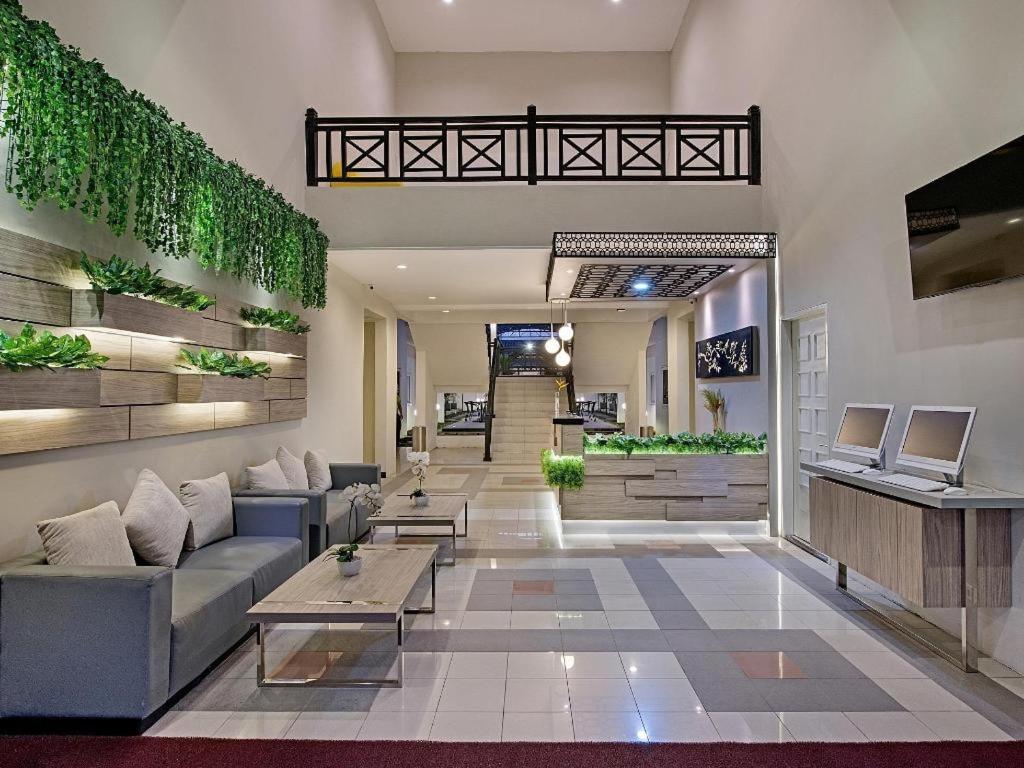 Whiz Prime Hotel Darmo Harapan סוראבאיה מראה חיצוני תמונה