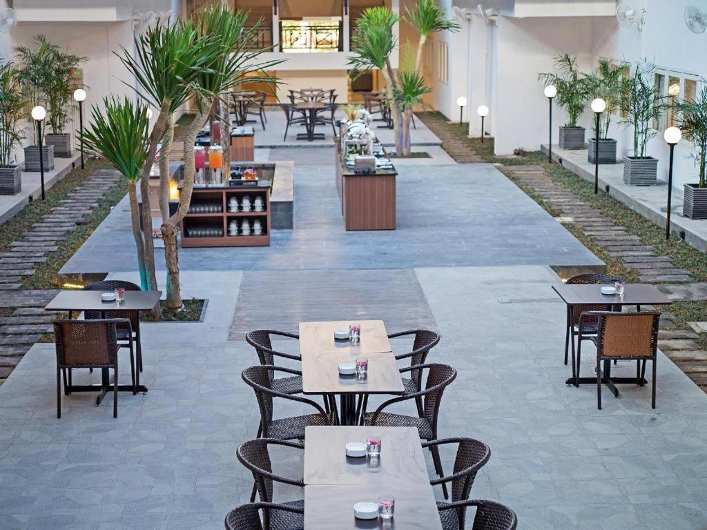 Whiz Prime Hotel Darmo Harapan סוראבאיה מראה חיצוני תמונה