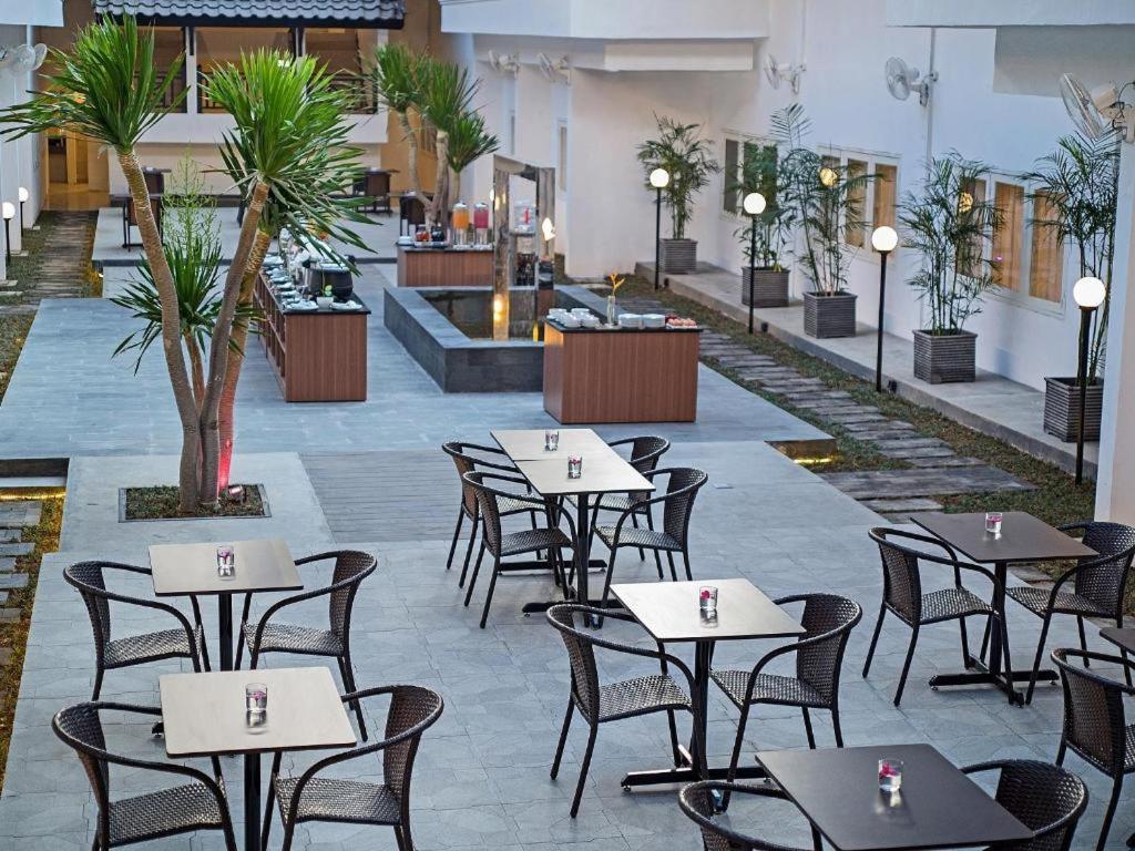 Whiz Prime Hotel Darmo Harapan סוראבאיה מראה חיצוני תמונה