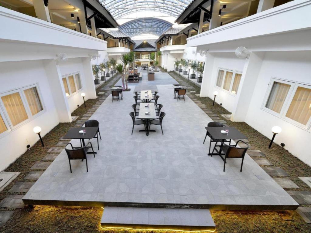 Whiz Prime Hotel Darmo Harapan סוראבאיה מראה חיצוני תמונה