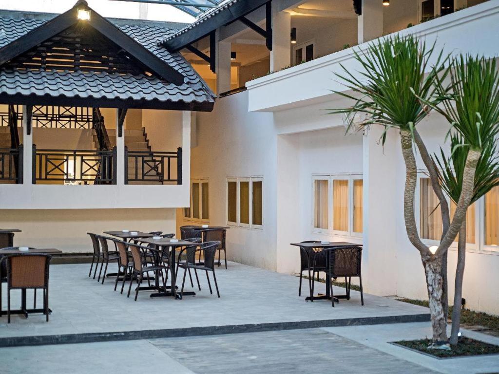 Whiz Prime Hotel Darmo Harapan סוראבאיה מראה חיצוני תמונה