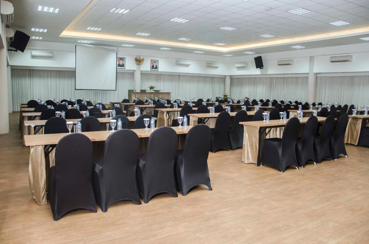 Whiz Prime Hotel Darmo Harapan סוראבאיה מראה חיצוני תמונה