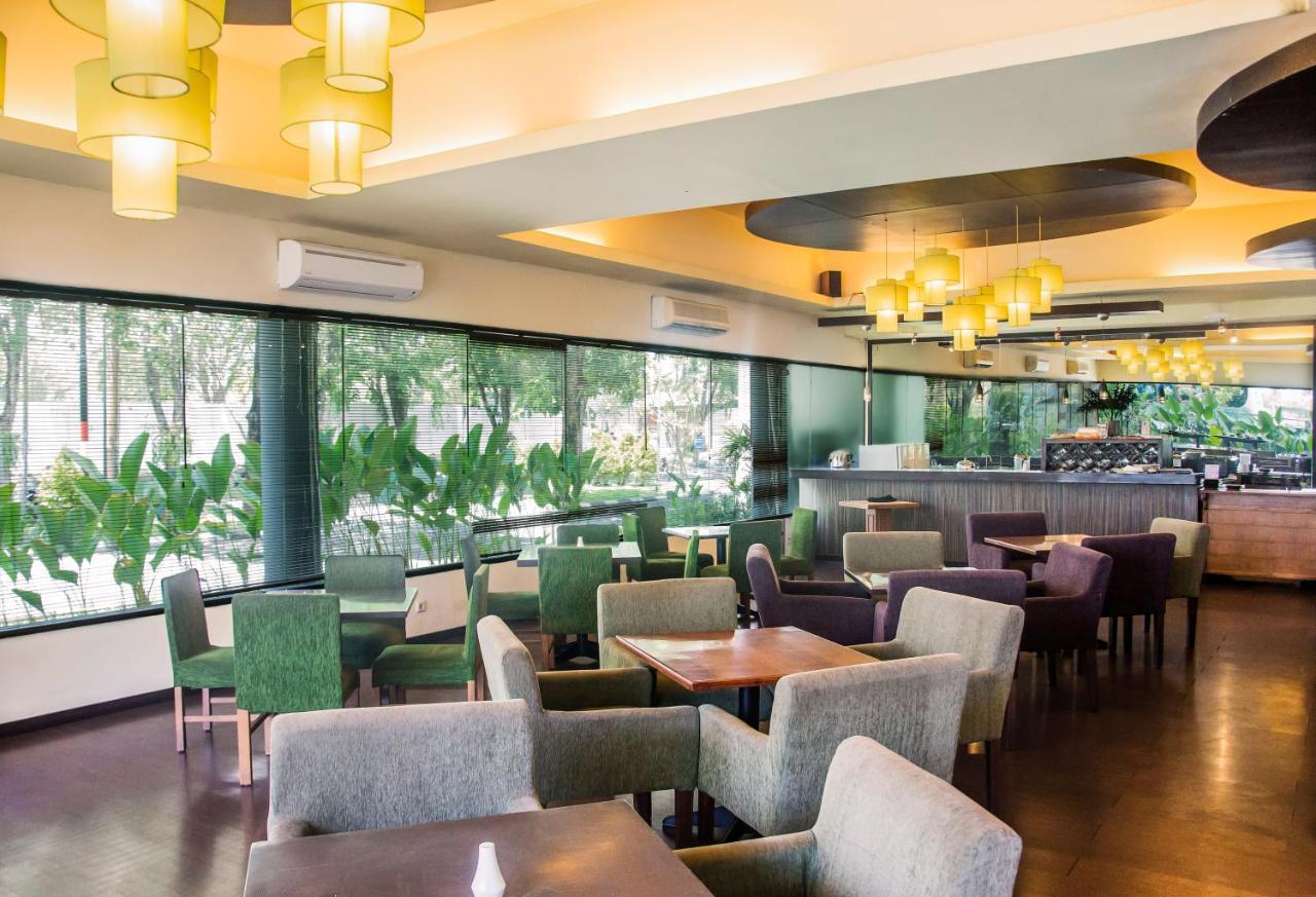 Whiz Prime Hotel Darmo Harapan סוראבאיה מראה חיצוני תמונה