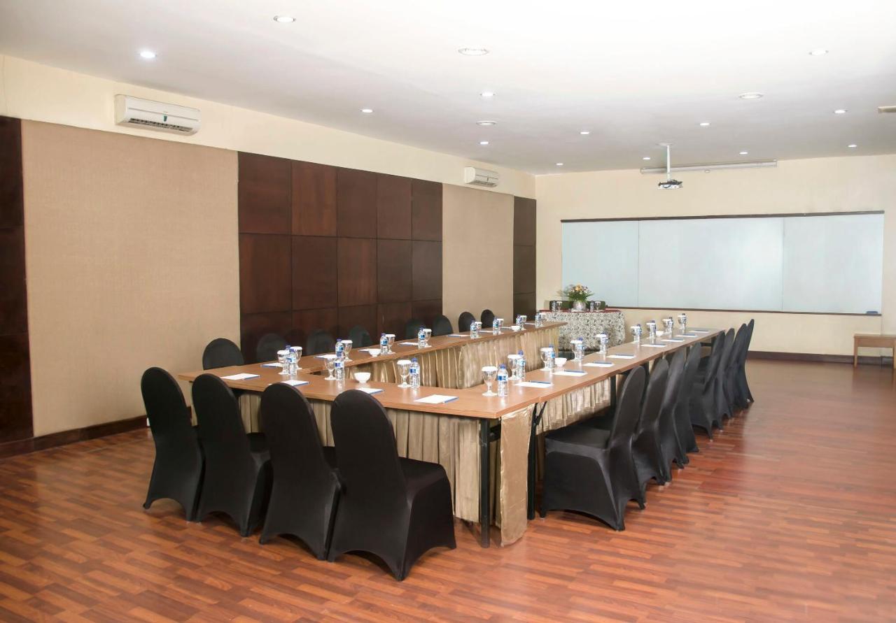 Whiz Prime Hotel Darmo Harapan סוראבאיה מראה חיצוני תמונה