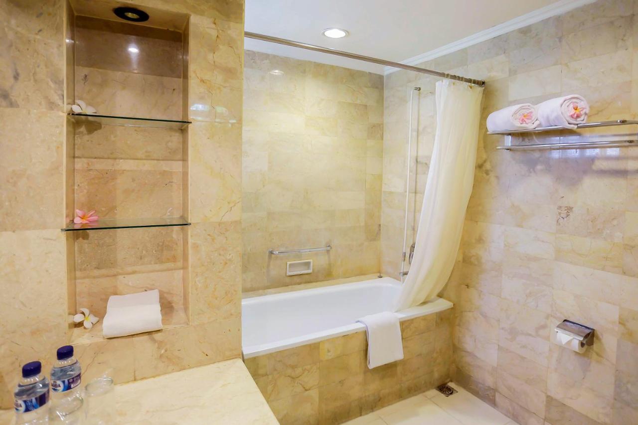 Whiz Prime Hotel Darmo Harapan סוראבאיה מראה חיצוני תמונה
