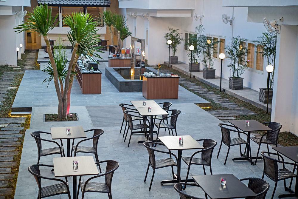 Whiz Prime Hotel Darmo Harapan סוראבאיה מראה חיצוני תמונה