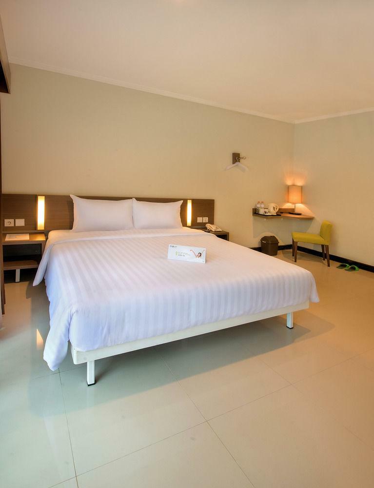 Whiz Prime Hotel Darmo Harapan סוראבאיה מראה חיצוני תמונה
