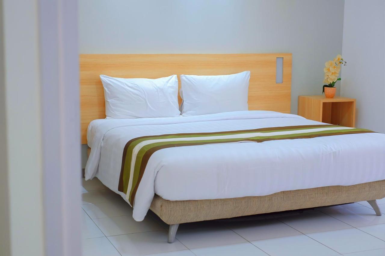 Whiz Prime Hotel Darmo Harapan סוראבאיה מראה חיצוני תמונה