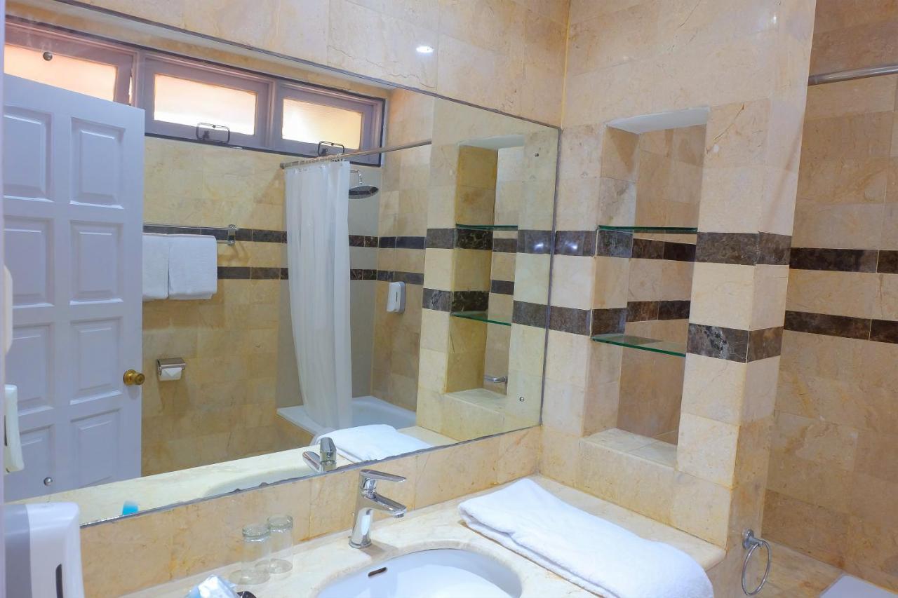 Whiz Prime Hotel Darmo Harapan סוראבאיה מראה חיצוני תמונה